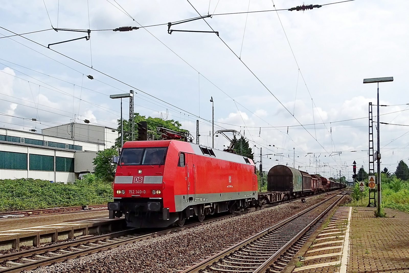 152 140-2 DB mit einem gem. Güterzug