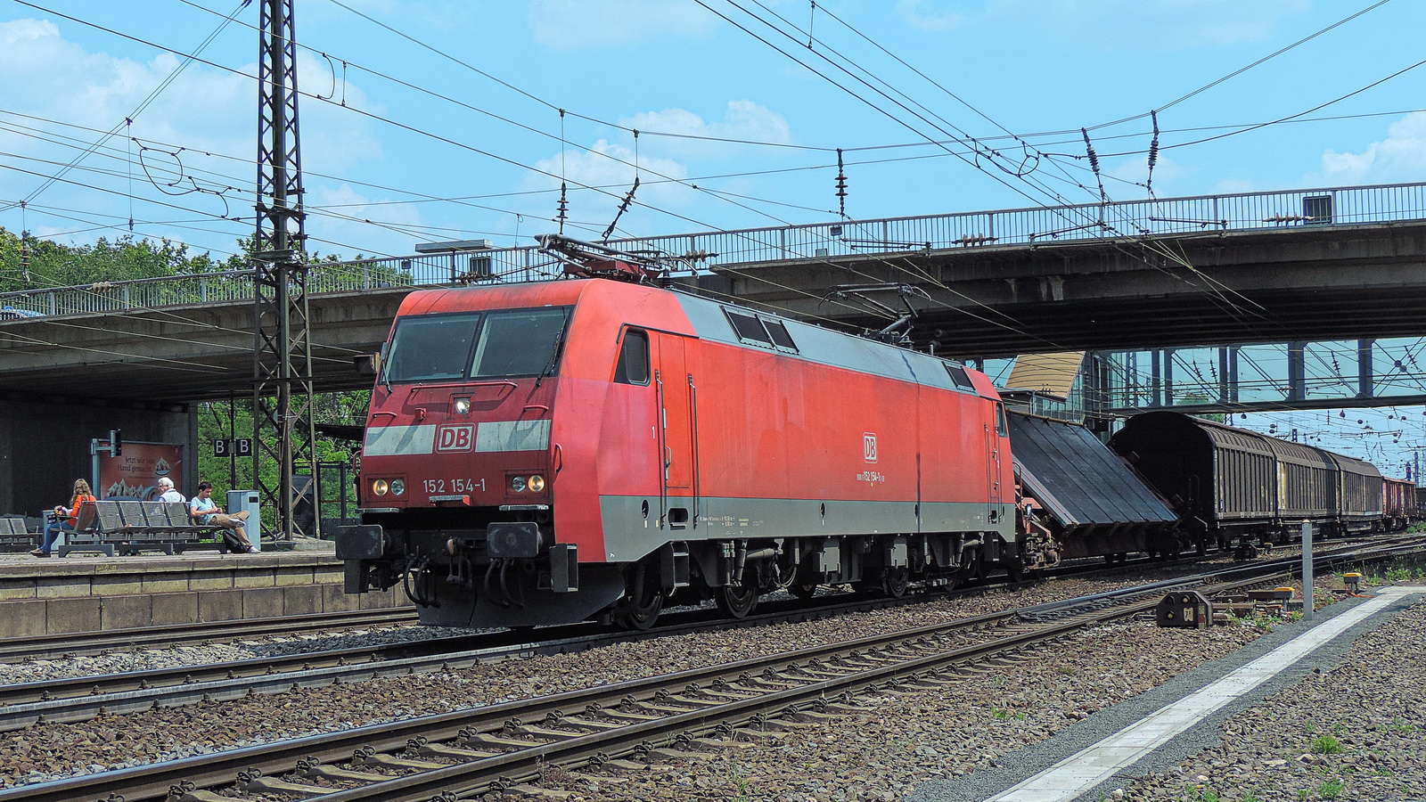 152 154-1 mit einem gem. Güterzug im Bahnhof Mainz-Bischofsheim