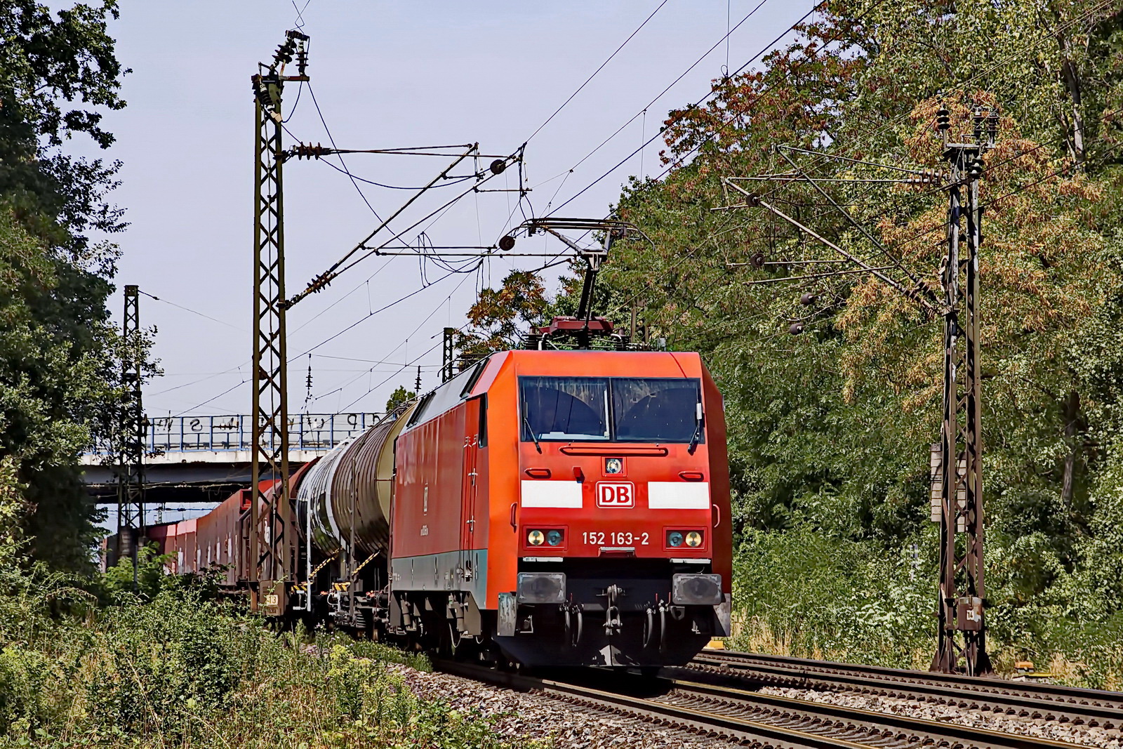 152 163-2 DB mit einem gem. Güterzug