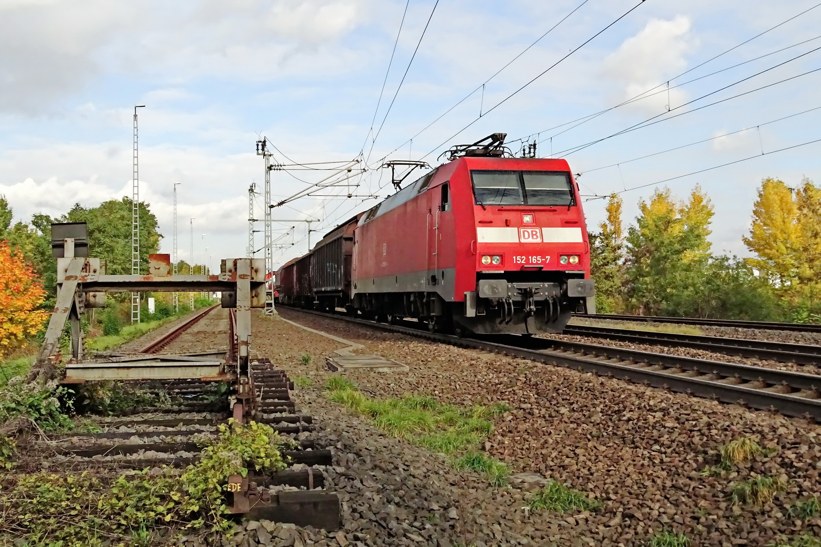 152 165-7 DB vor einem gem. Güterzug