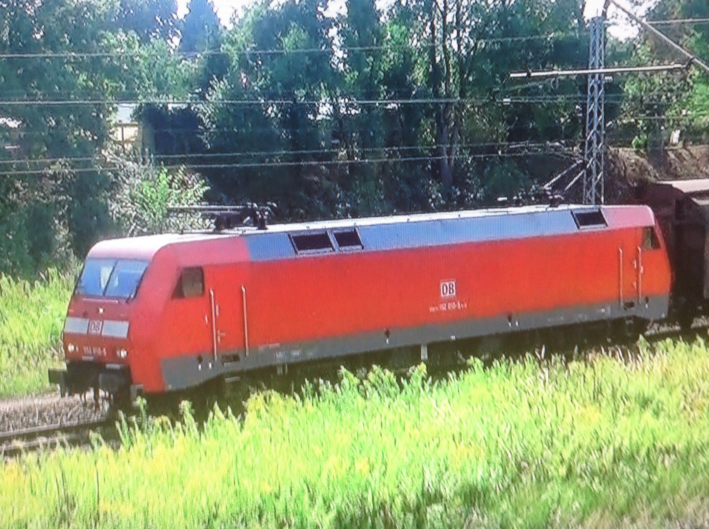 152 der DB vor einem Güterzug im bärenkeller