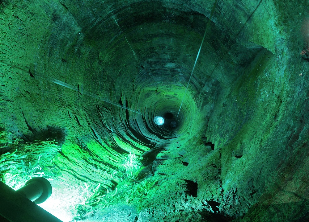 152 m, der tiefste Burgbrunnen Deutschlands, man findet ihn auf der Festung Königstein.