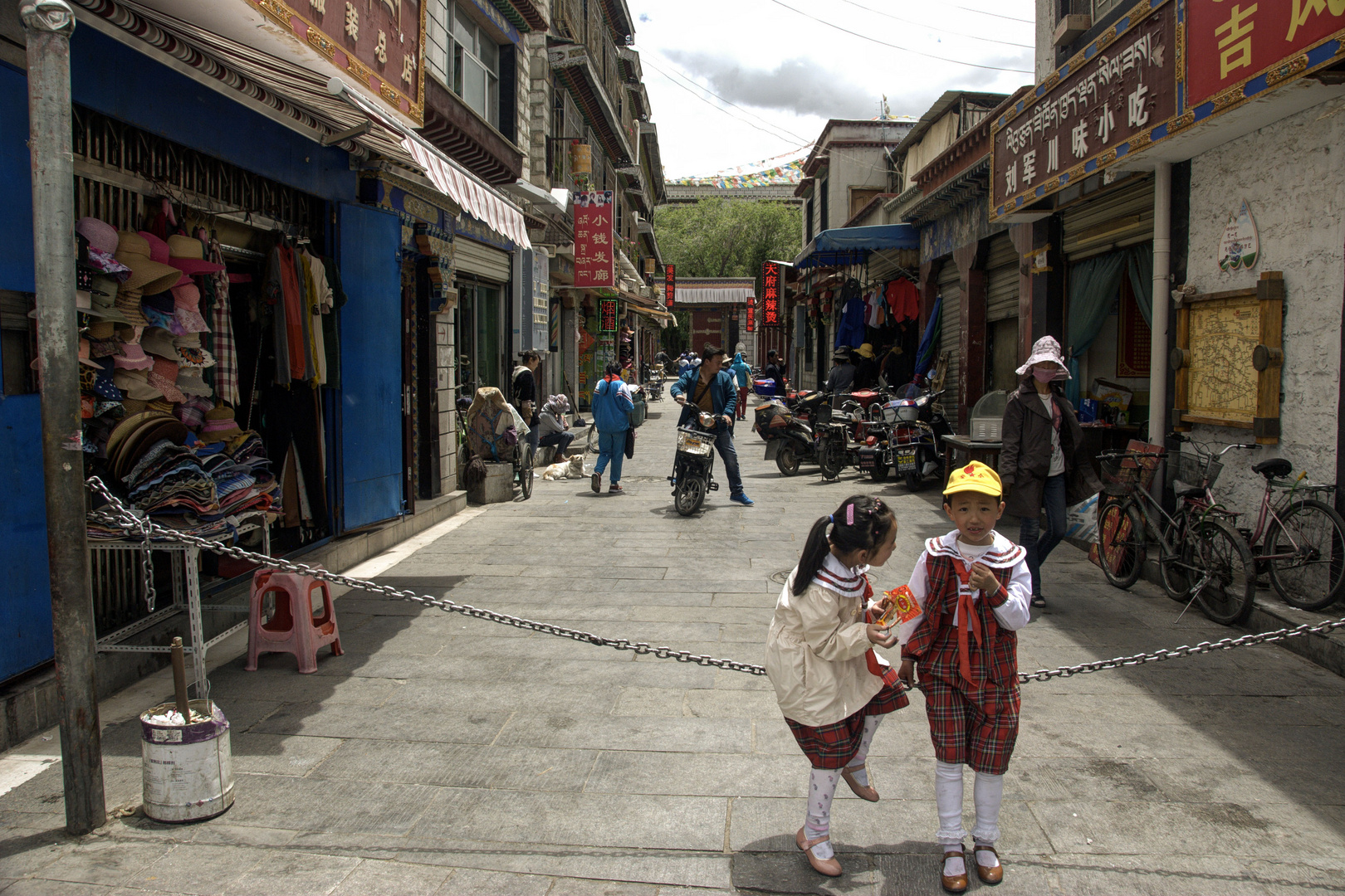 154 - Lhasa (Tibet) - Street in close vicinity to Potala Palace