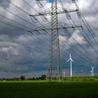 1543SC Windräder mit Stromleitungen und dramatischer Himmel