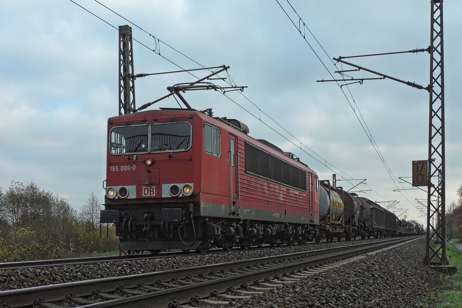 155 006 vor einem gem. Güterzug