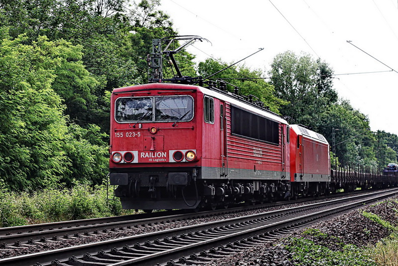 155 025-5 Railion und 145 022-0 DB vor einem gem. Güterzug