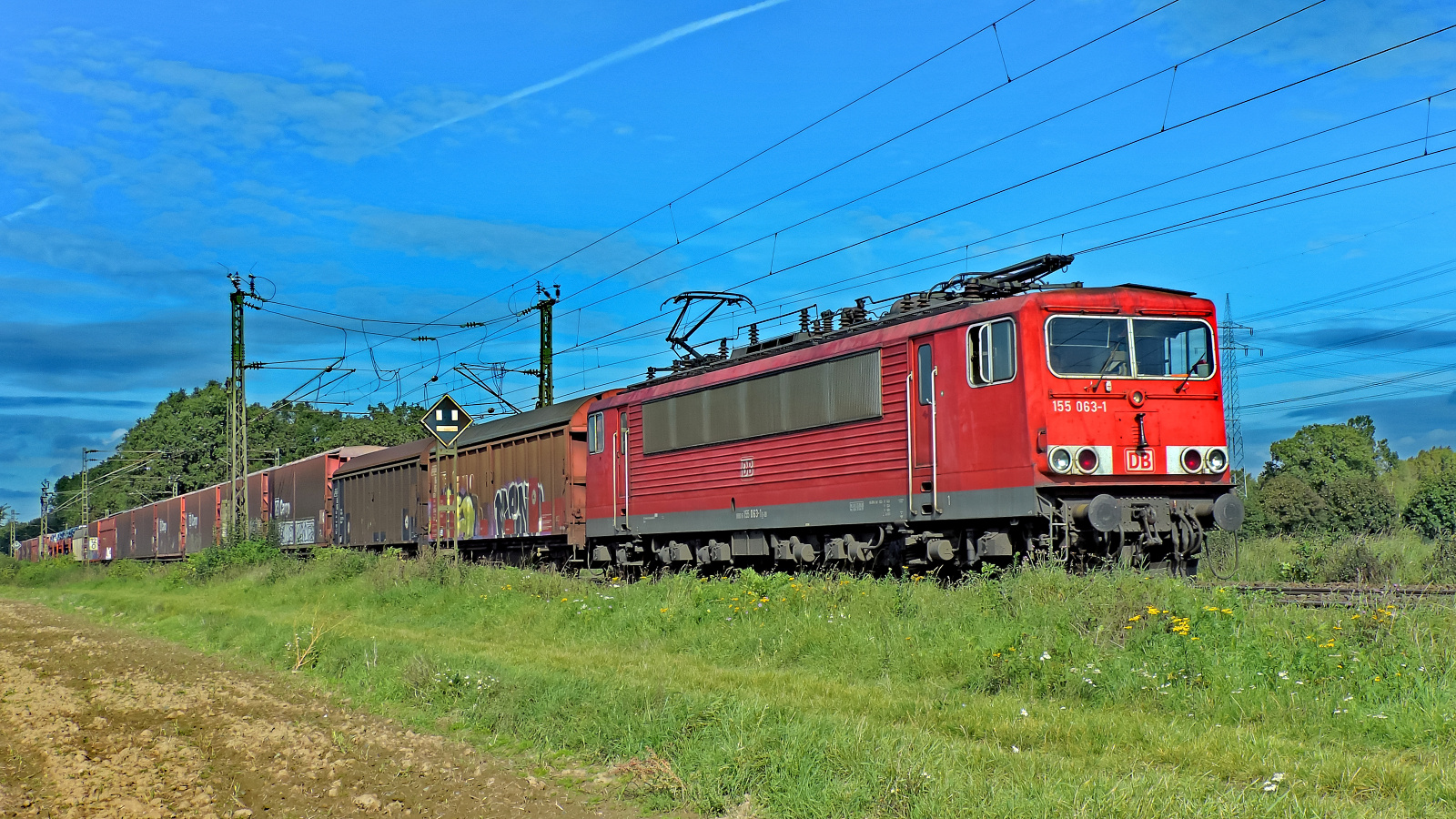 155 063-1 vor einem gem. Güterzug