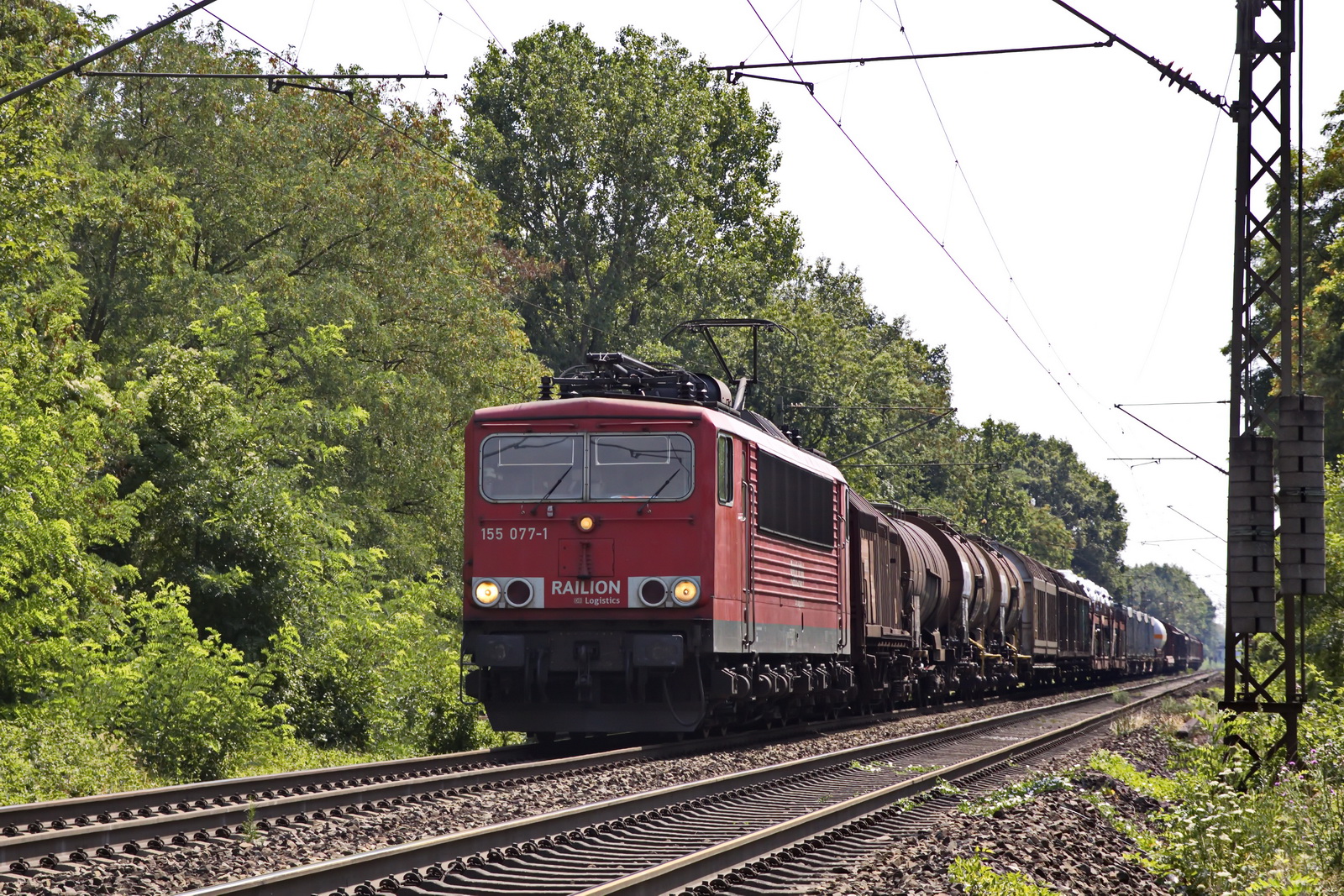 155 077-1 Railion vor einem gem. Güterzug