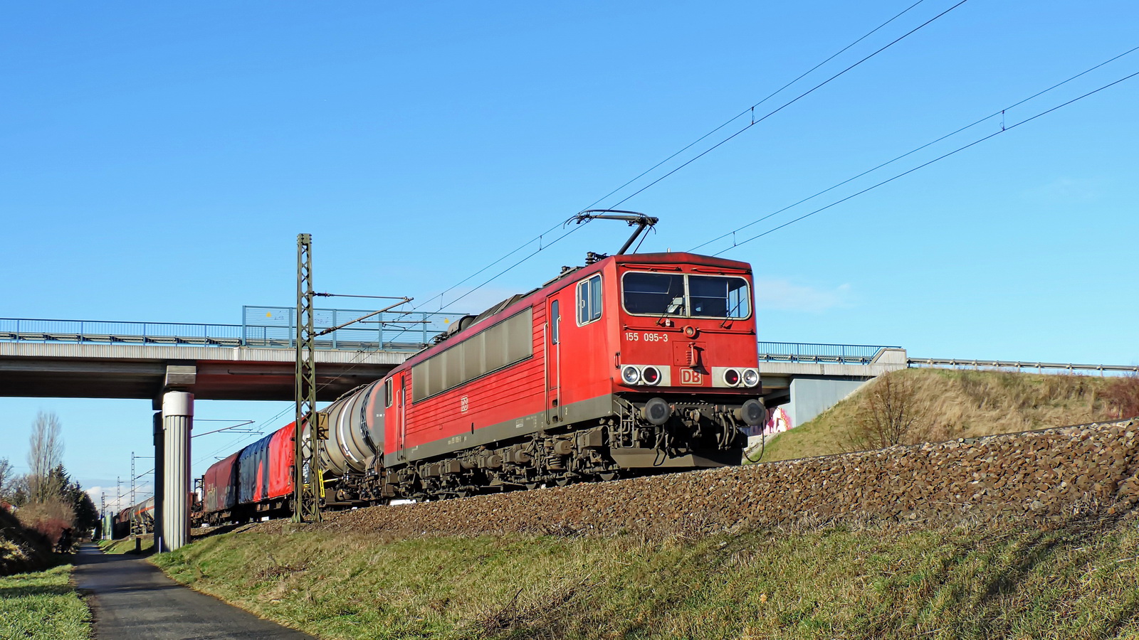 155 095 mit einem gem. Güterzug