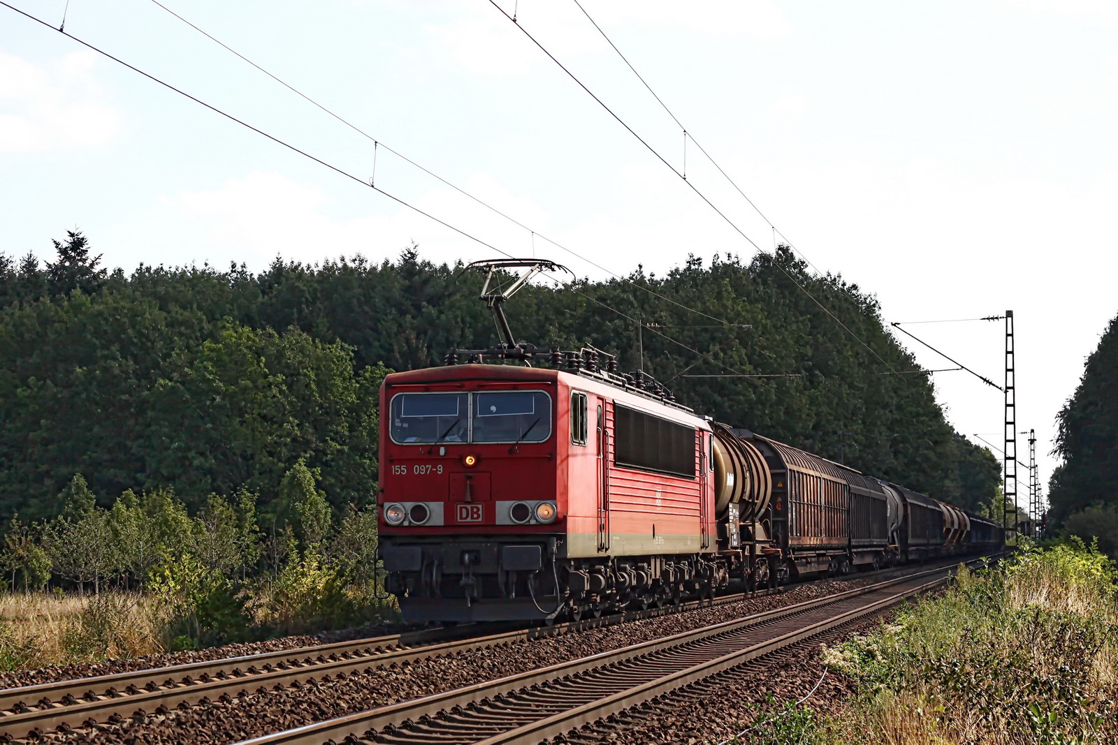 155 097-9 DB mit einem gem. Güterzug