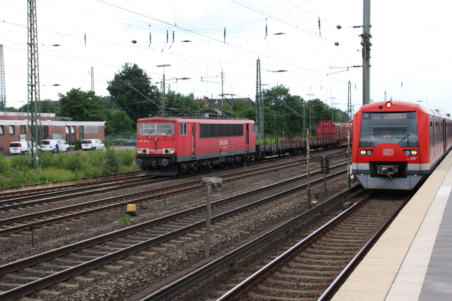 155 110 mit S-Bahn in Hamburg-Elbgaustraße