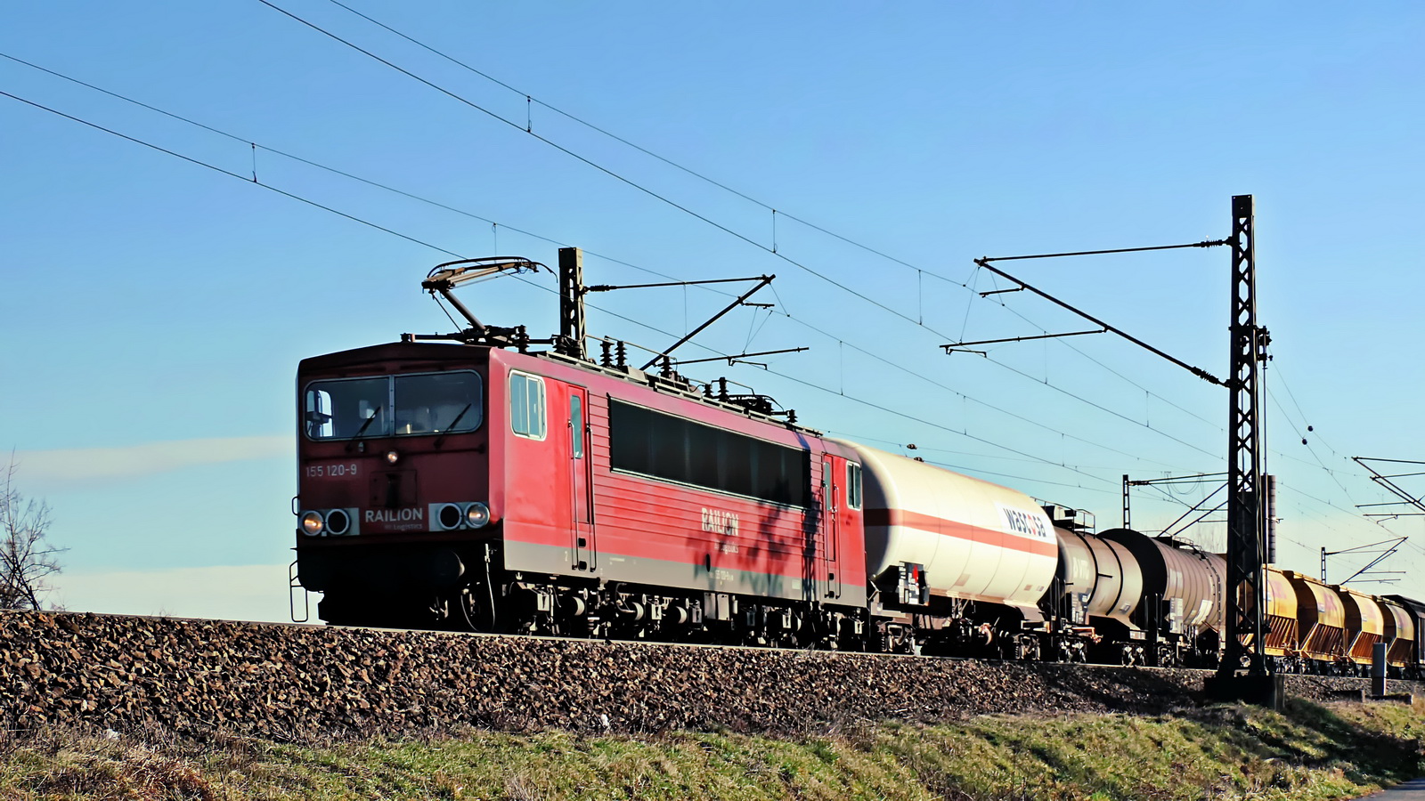 155 120 Railion mit einem gem. Güterzug