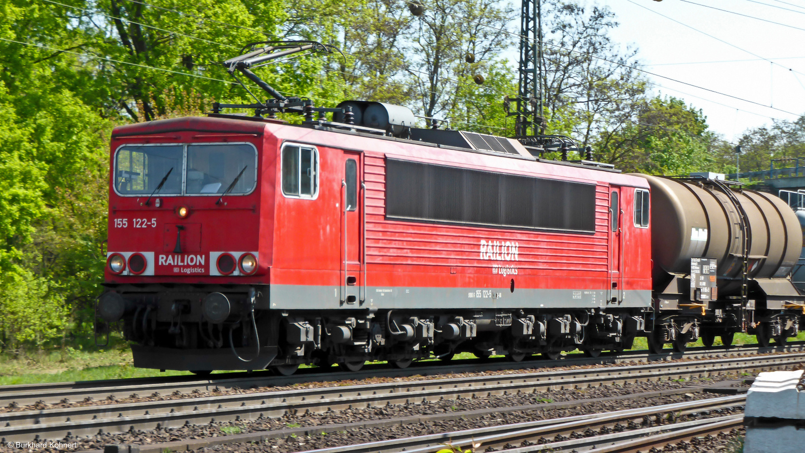 155 122-5 Railion mit einem Kesselzug