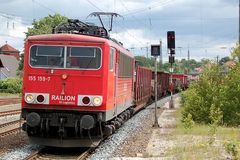 155 159 mit 100 km/h durch Gleis 5 in