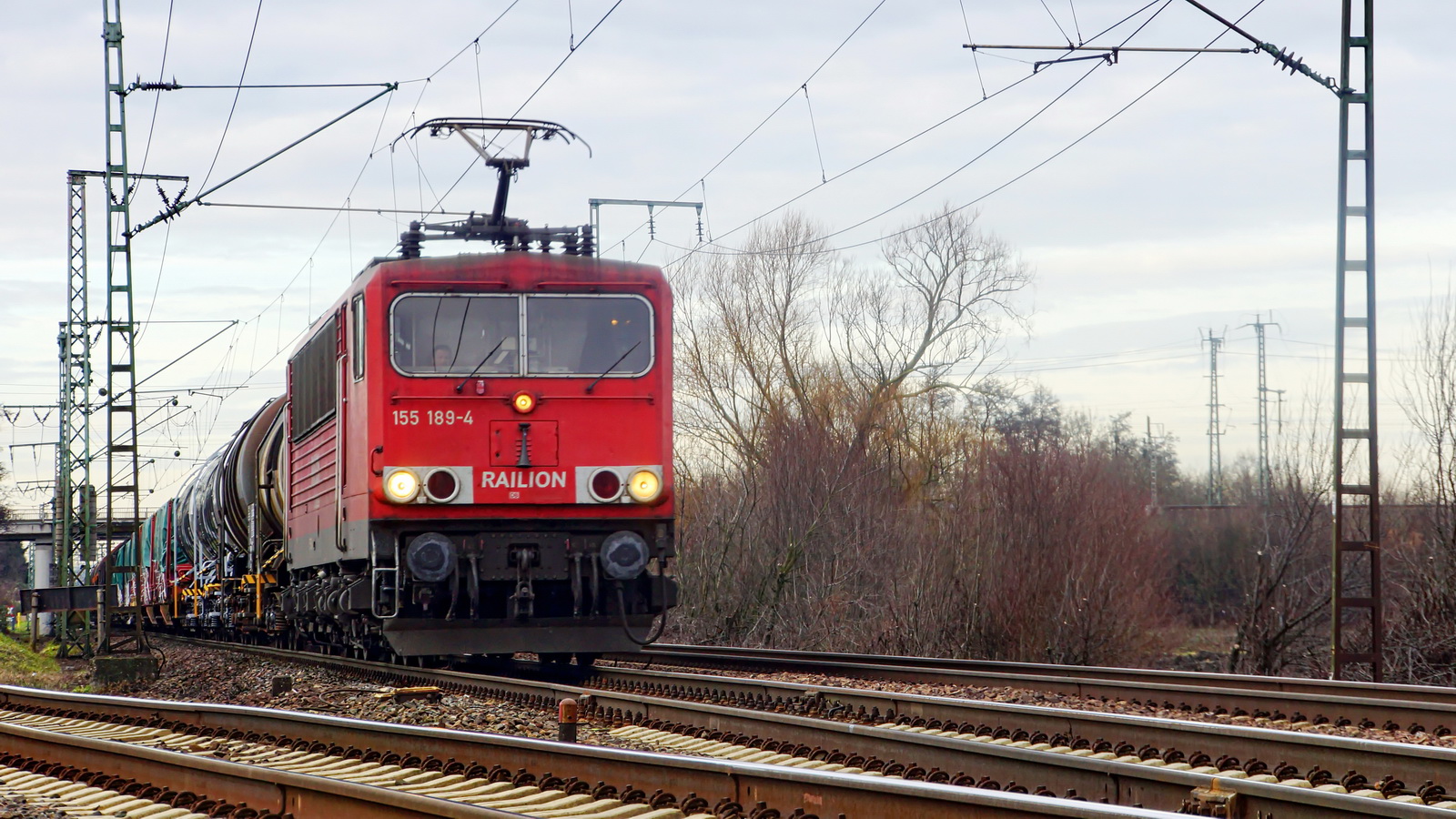 155 189 Railion mit einem gem. Güterzug