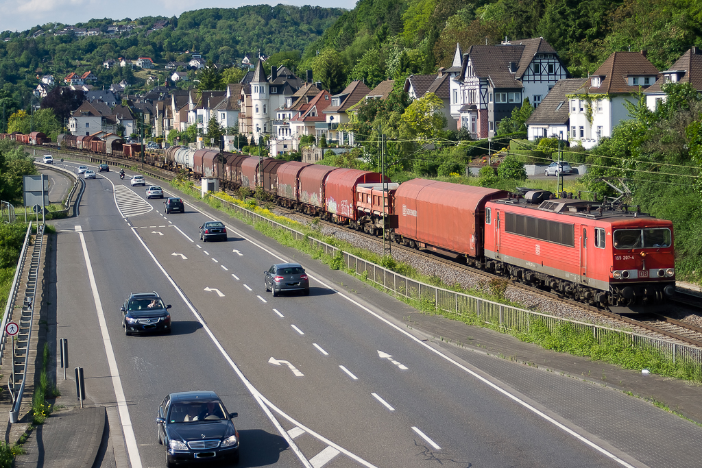 155 207-4 mit gemischtem Güterzug bei Linz am Rhein.