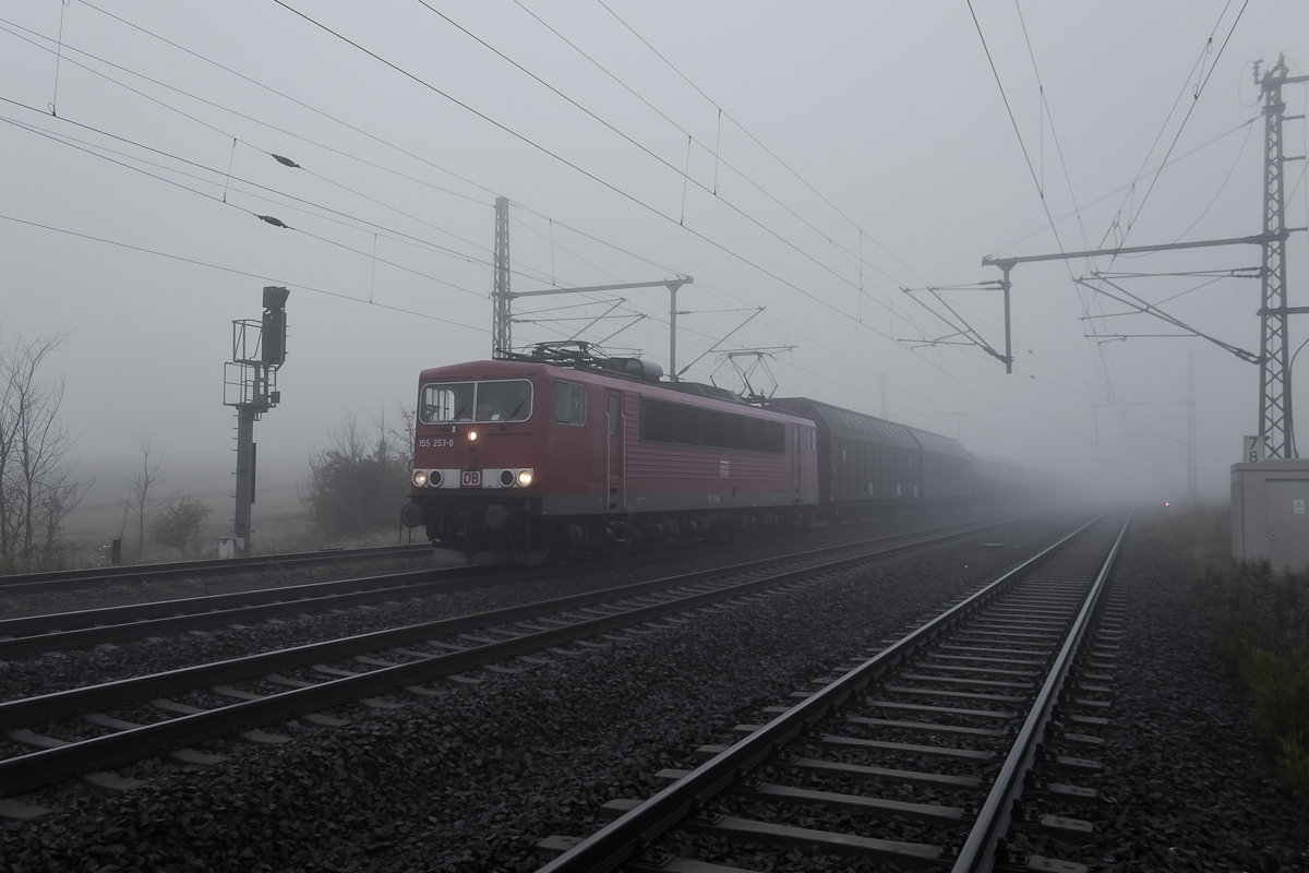 155 253-8 im Nebel (Bhf. Marienborn)