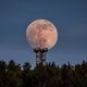 Mond auf Turm