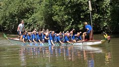 16 Paddler in einem Boot