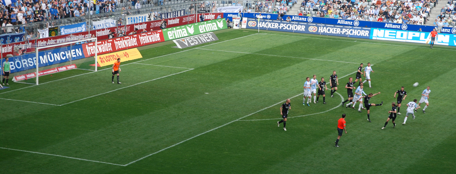 16 Spieler, ein Schiedsrichter und der Ball