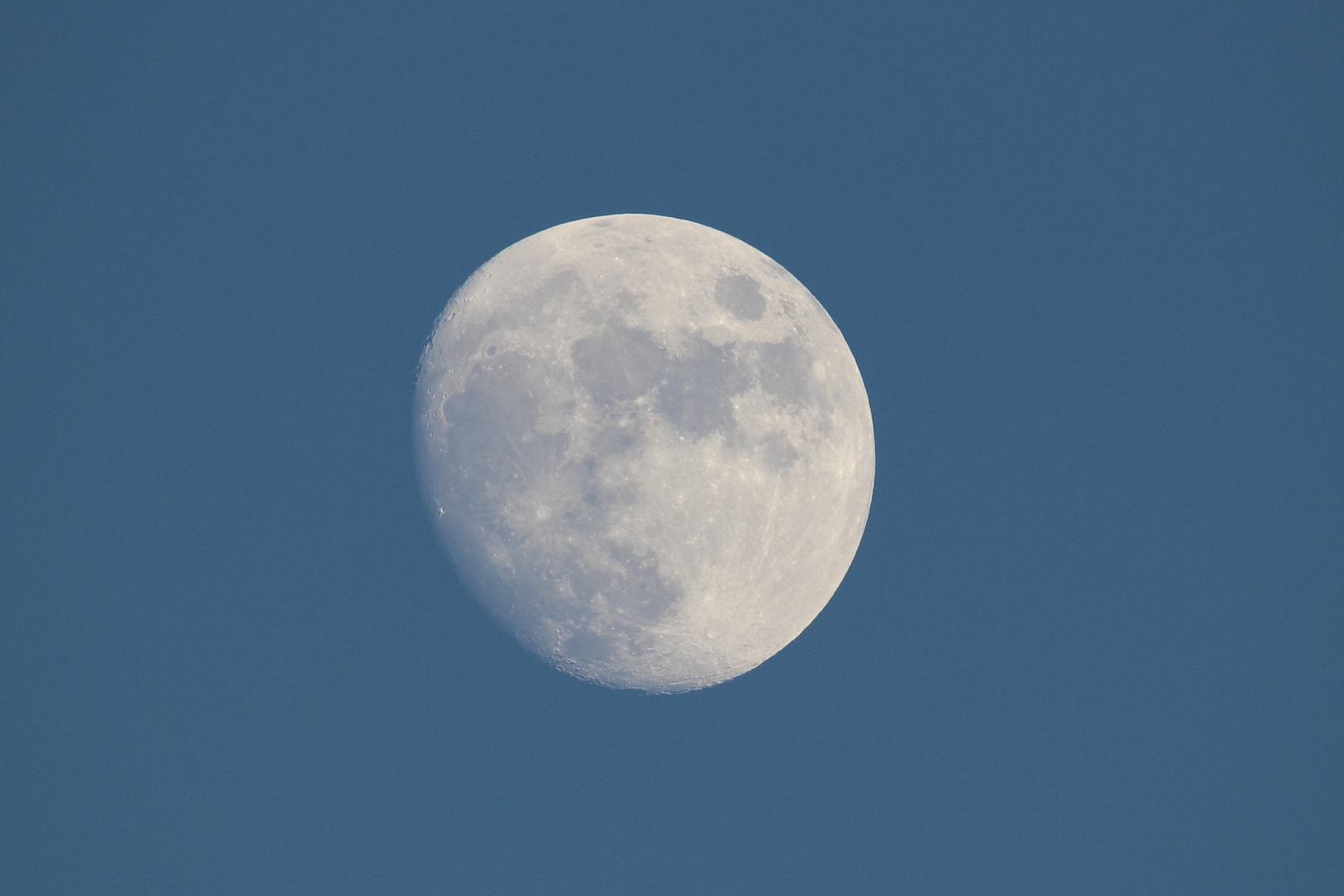 16:00 Uhr Mond über Berlin