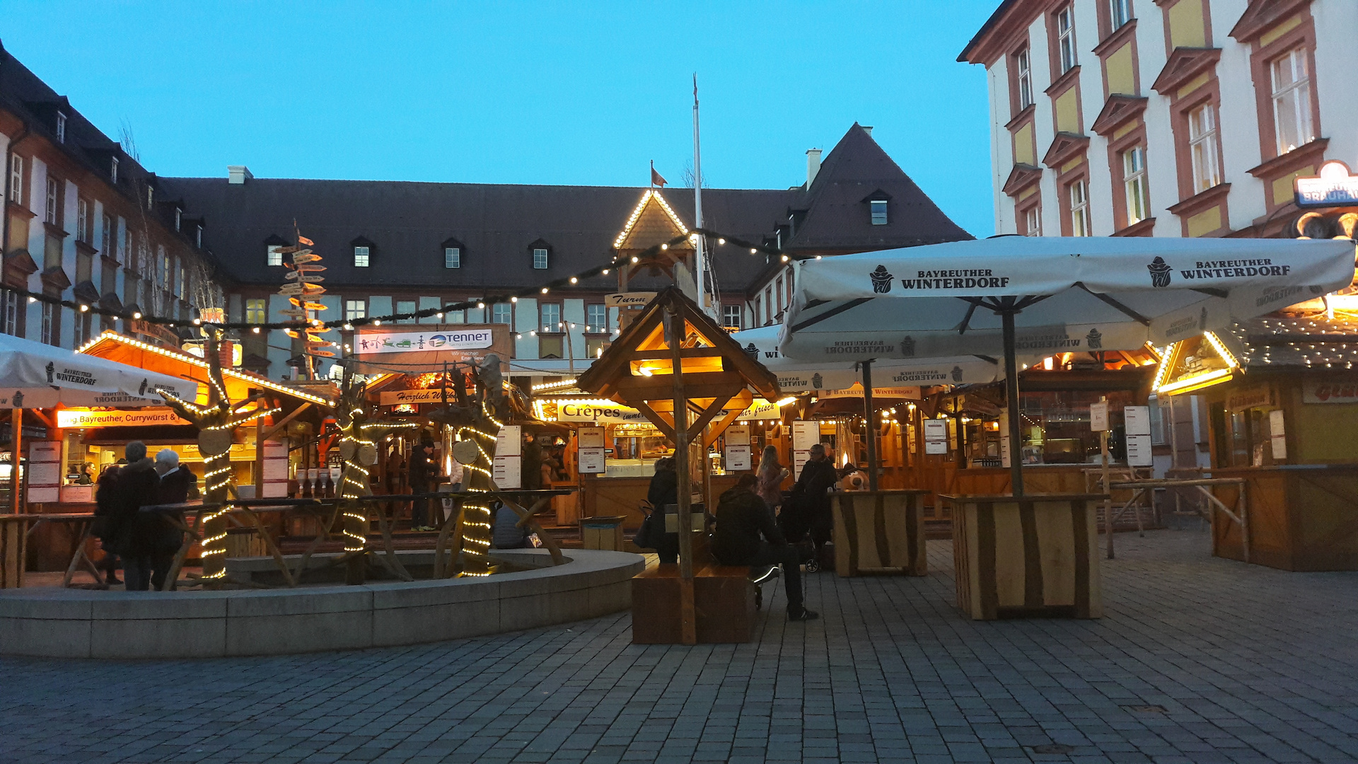 16.12.2019 Bayreuth Winterdorf im Abendlicht