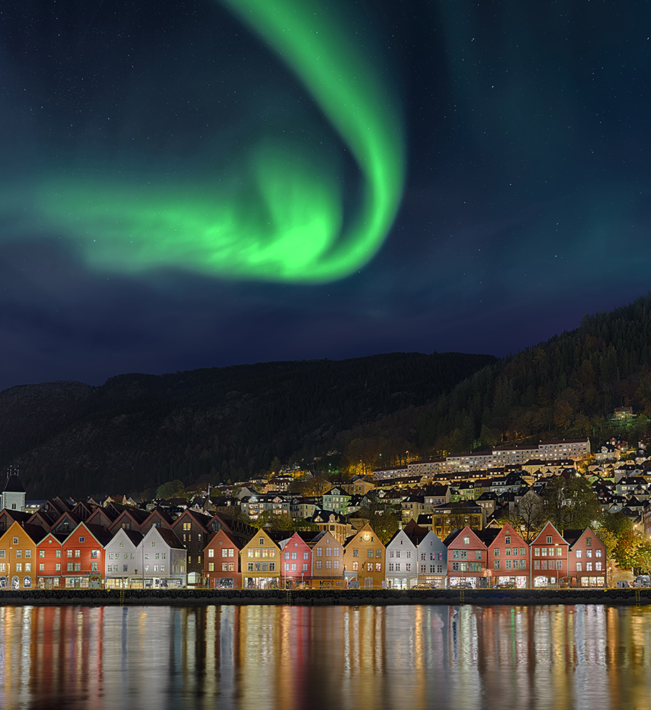 1637Q Bryggen Bergen Norwegen bei Nacht  Nordlicht