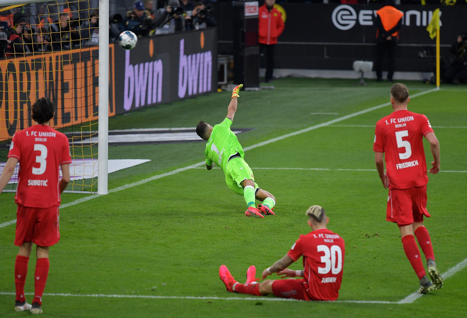 16.57.42 Uhr  Geschoß von Witsel  4 : 0