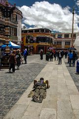 166 - Lhasa (Tibet) - Bakuo Street in close vicinity to Jokhang Temple - Postenerende Pelgrim