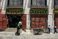 167 - Lhasa (Tibet) - Bakuo Street in close vicinity to Jokhang Temple