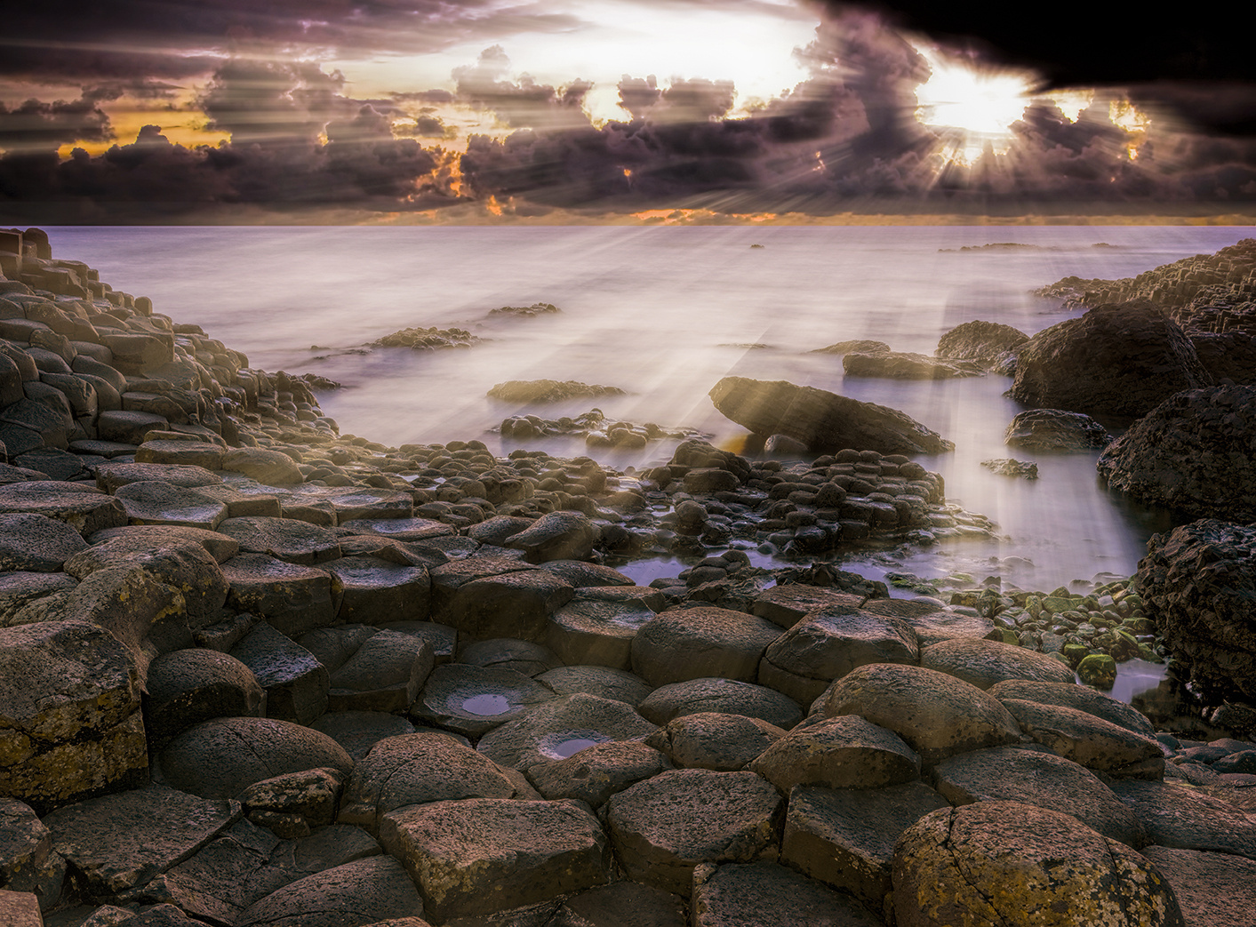 1672P Basaltsäulen Giant´s Causeway Nordirland letzte Sonnenstrahlen