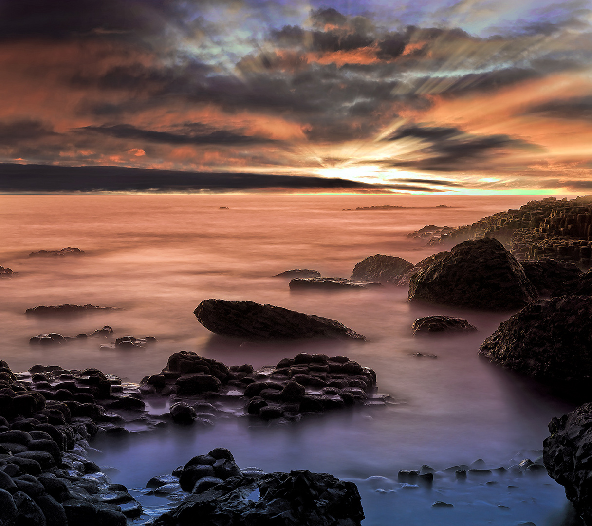 1687P Irland Basaltfelsen Sonnenuntergang Sonnenstrahlen