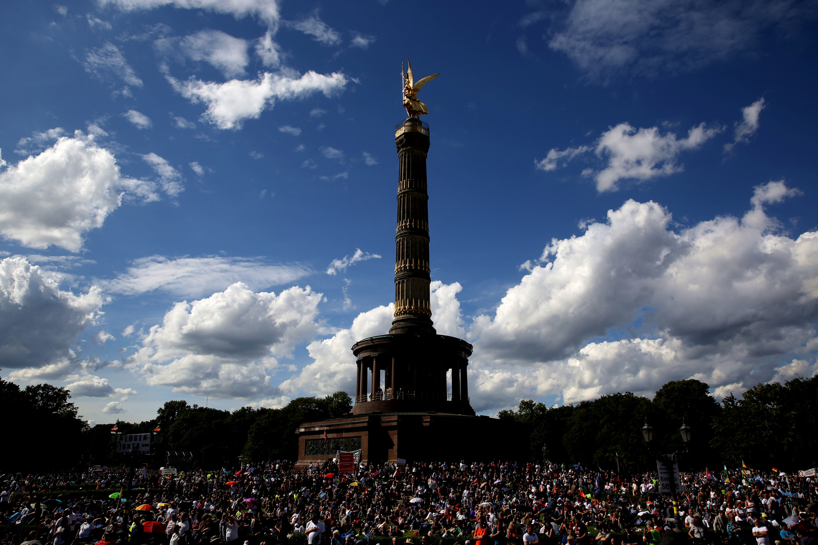 17 Menschen an der Siegessäule