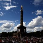 17 Menschen an der Siegessäule