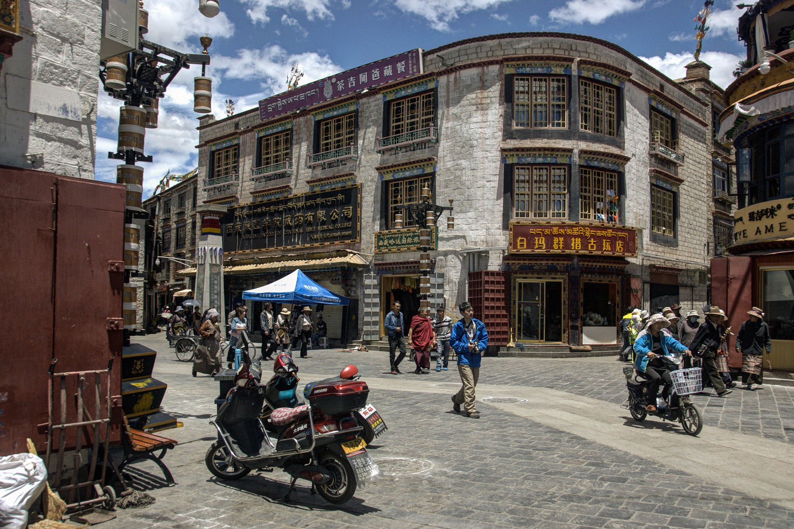 170 - Lhasa (Tibet) - Bakuo Street in close vicinity to Jokhang Temple