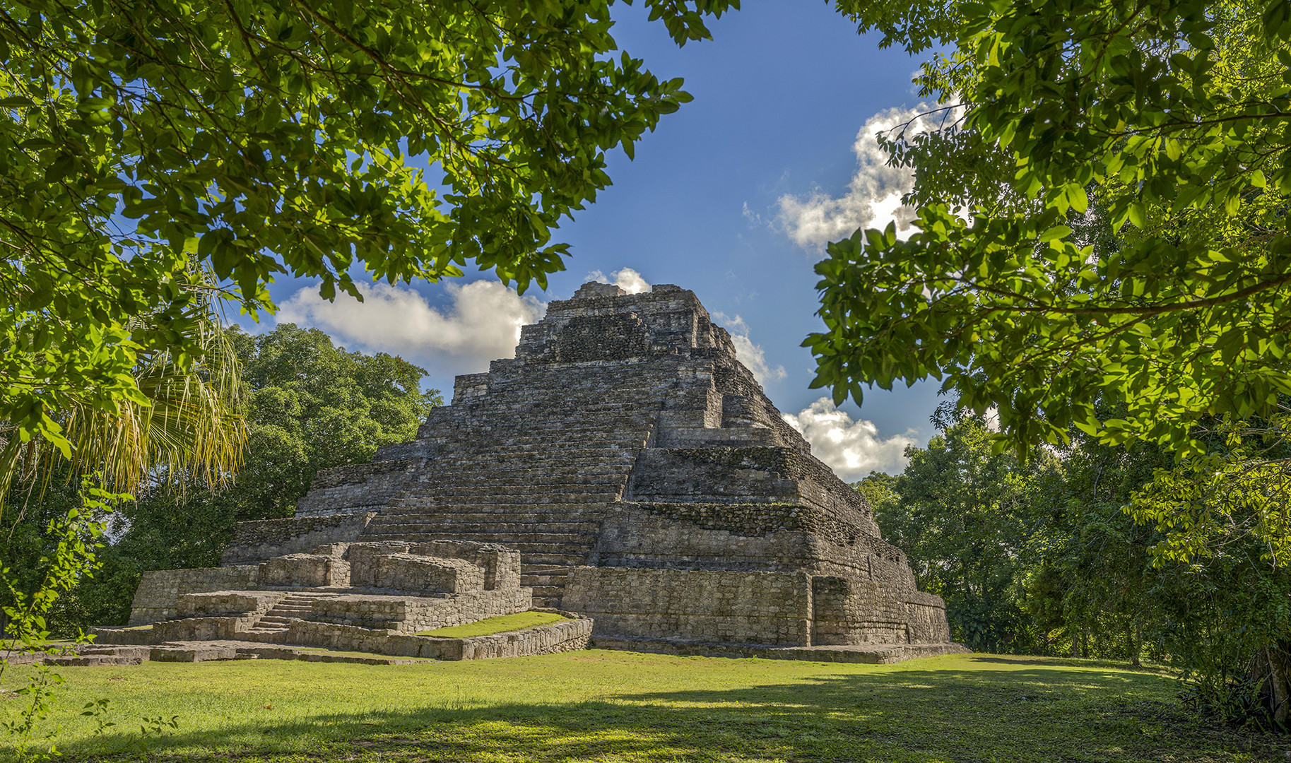 1732UZ Maya Pyramide in Mahaual Mexico