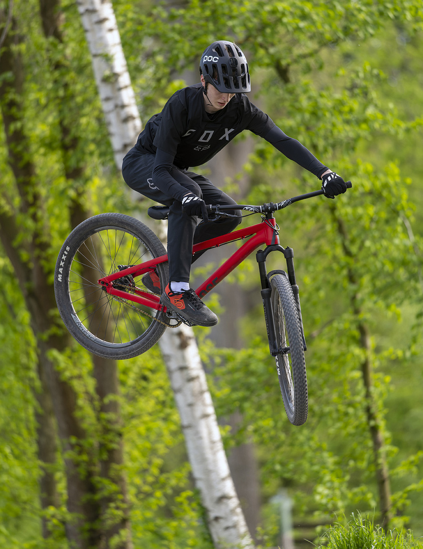 1735T Mountainbiker -  Flug durch die Bäume