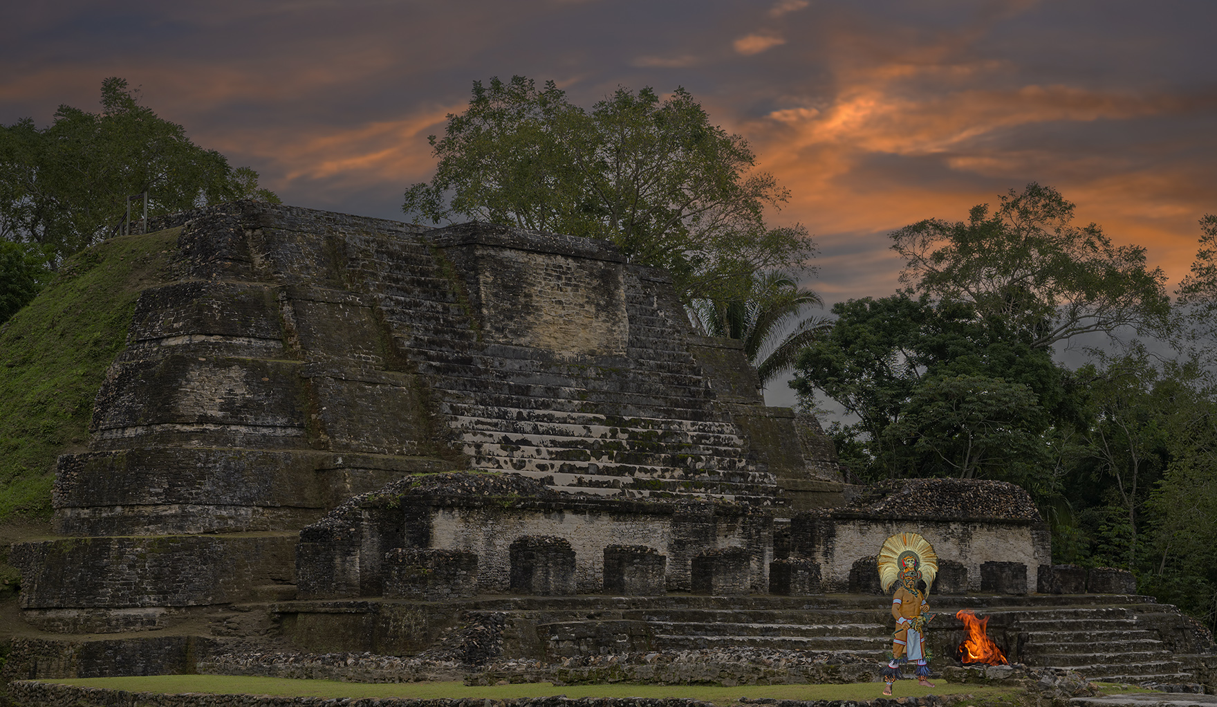 1791UZ Maya Pyramide Altun Belize Abendstimmung mit Feuer und Begegnungen