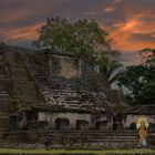 1791UZ Maya Pyramide Altun Belize Abendstimmung mit Feuer und Begegnungen