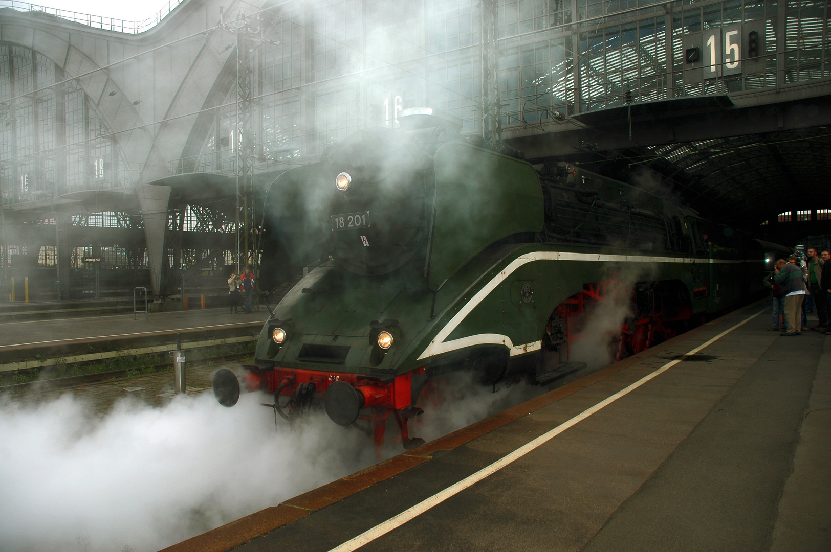 18 201 am Gleis 15 des Leipziger Hauptbahnhofs