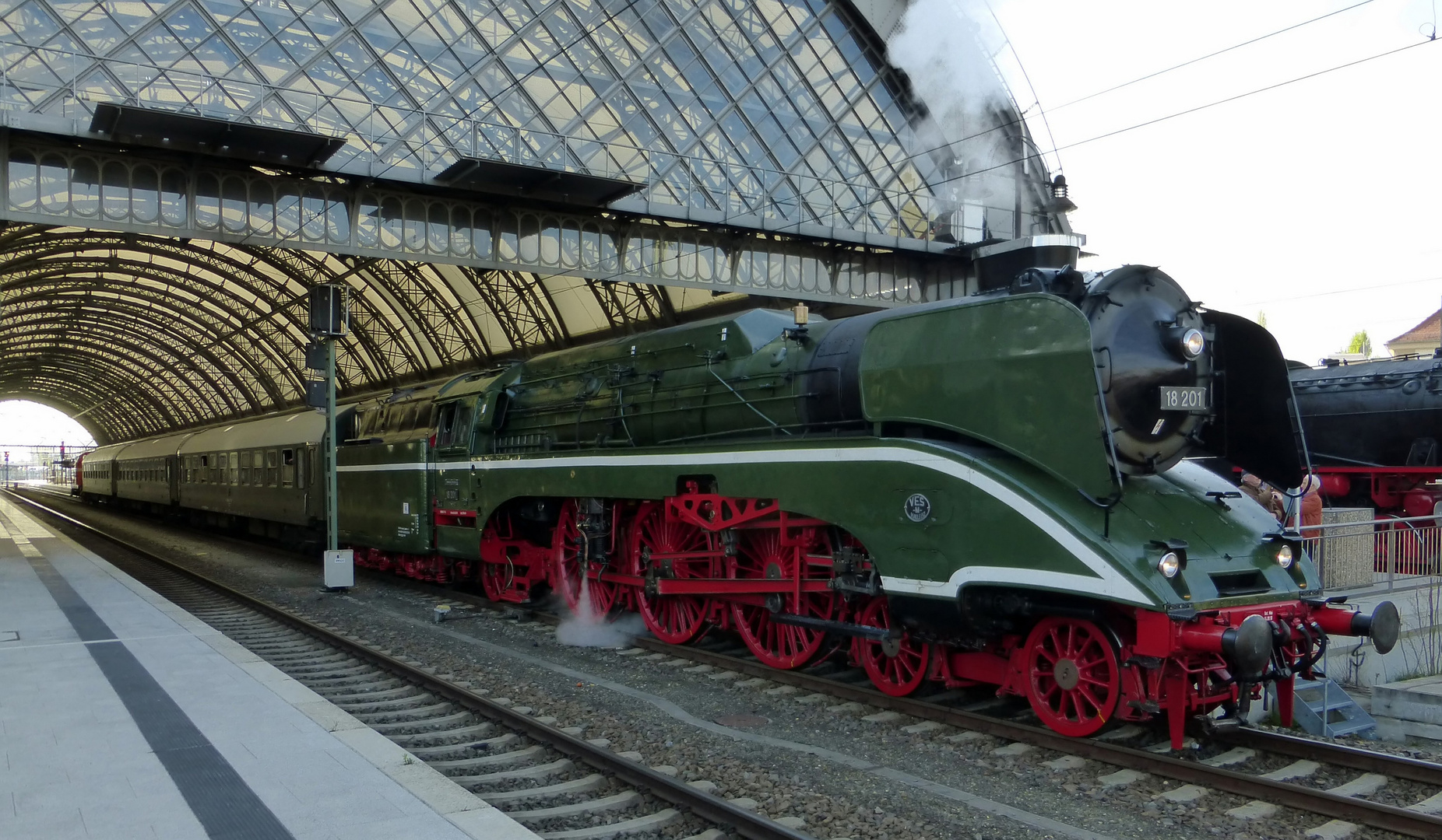 18 201 bereit zur Abfahrt in Dresden Hbf