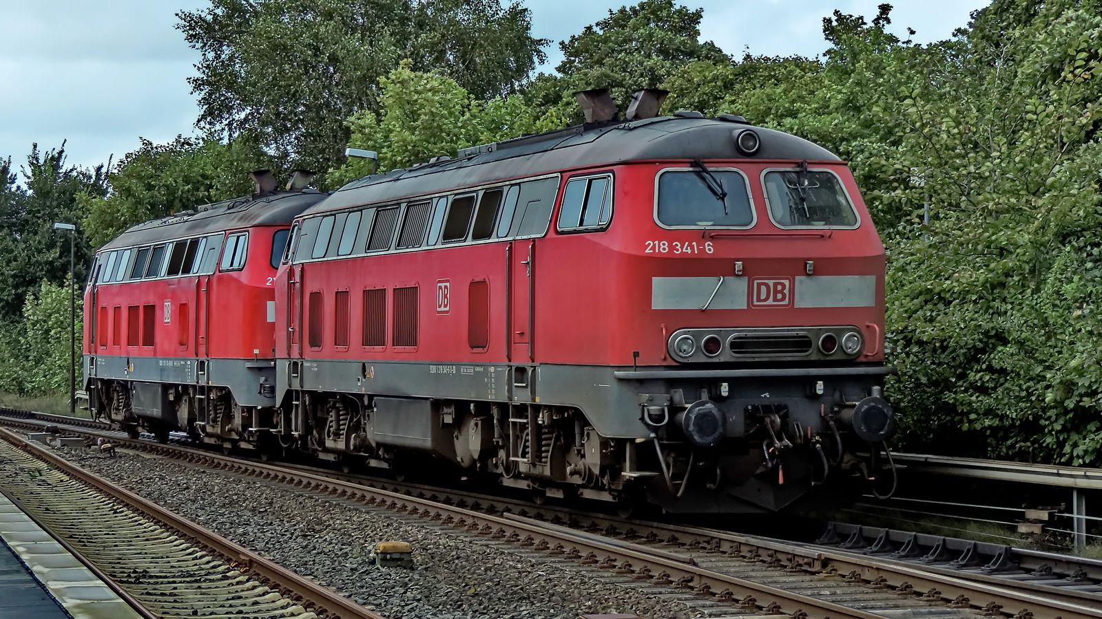 18 341-6 und 218 314-3 warten gemeinsam im Bahnhof Dagebüll auf ihren nächsten Einsatz.