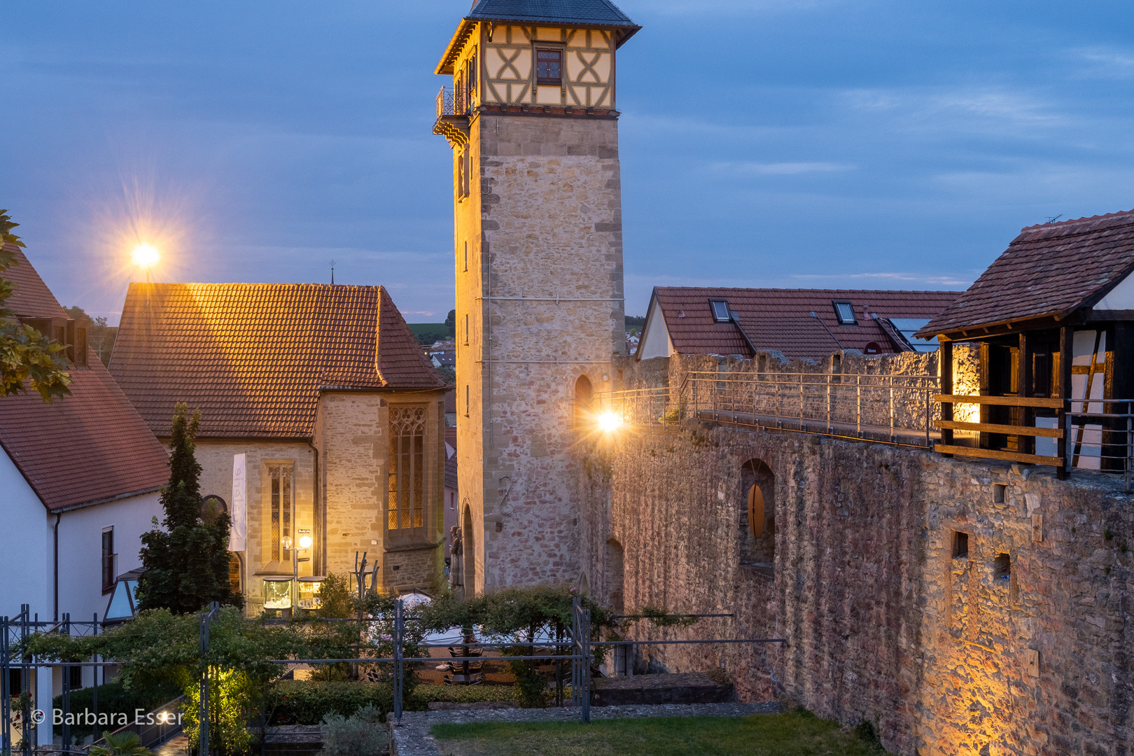 18-Ein Teil des Burgplatzes mit Oberem Torturm und Wendelinskapelle