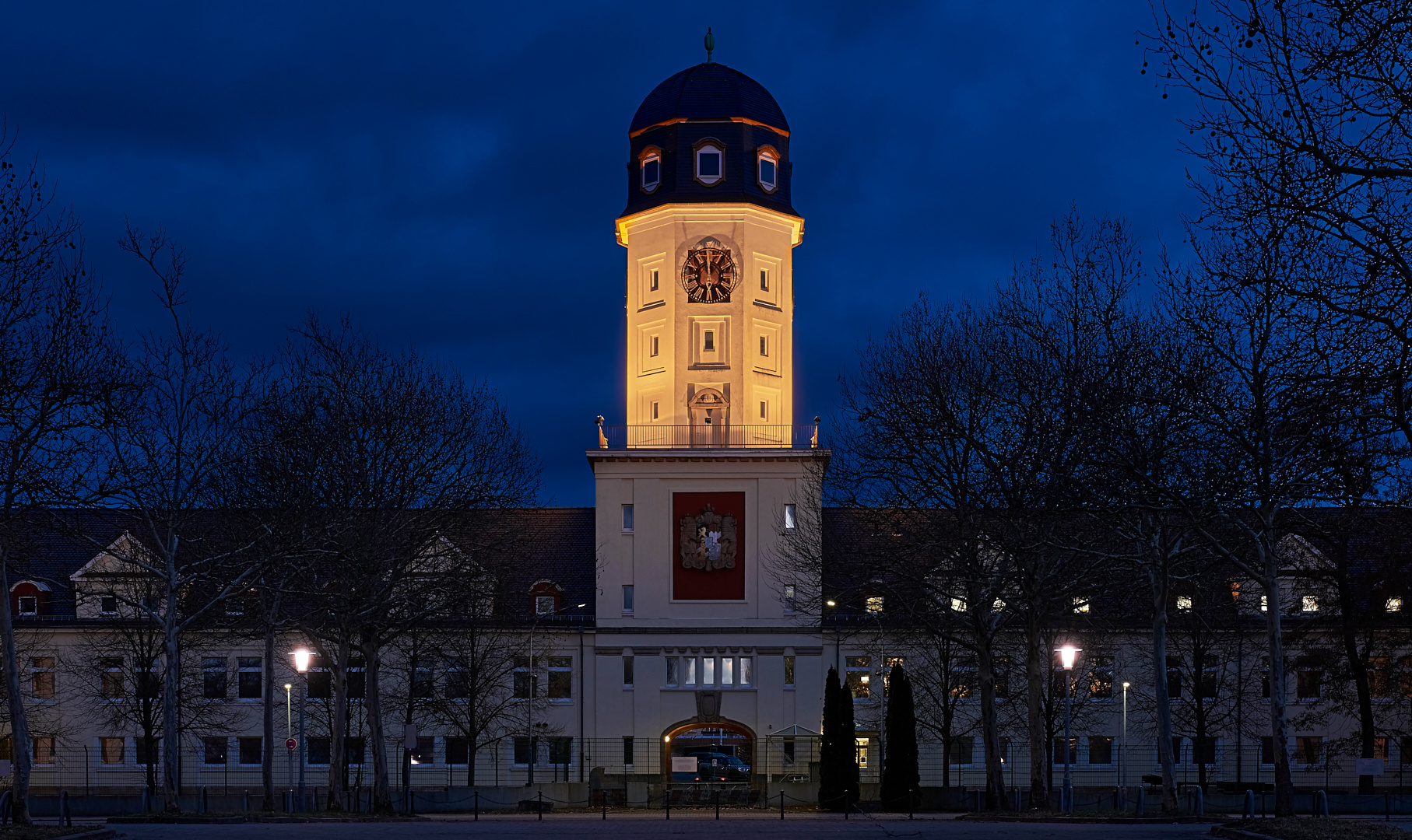 18 Uhr... Blaue Stunde am Torhaus, Turm und Hauptportal der 23er-Kaserne...