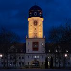 18 Uhr... Blaue Stunde am Torhaus, Turm und Hauptportal der 23er-Kaserne...