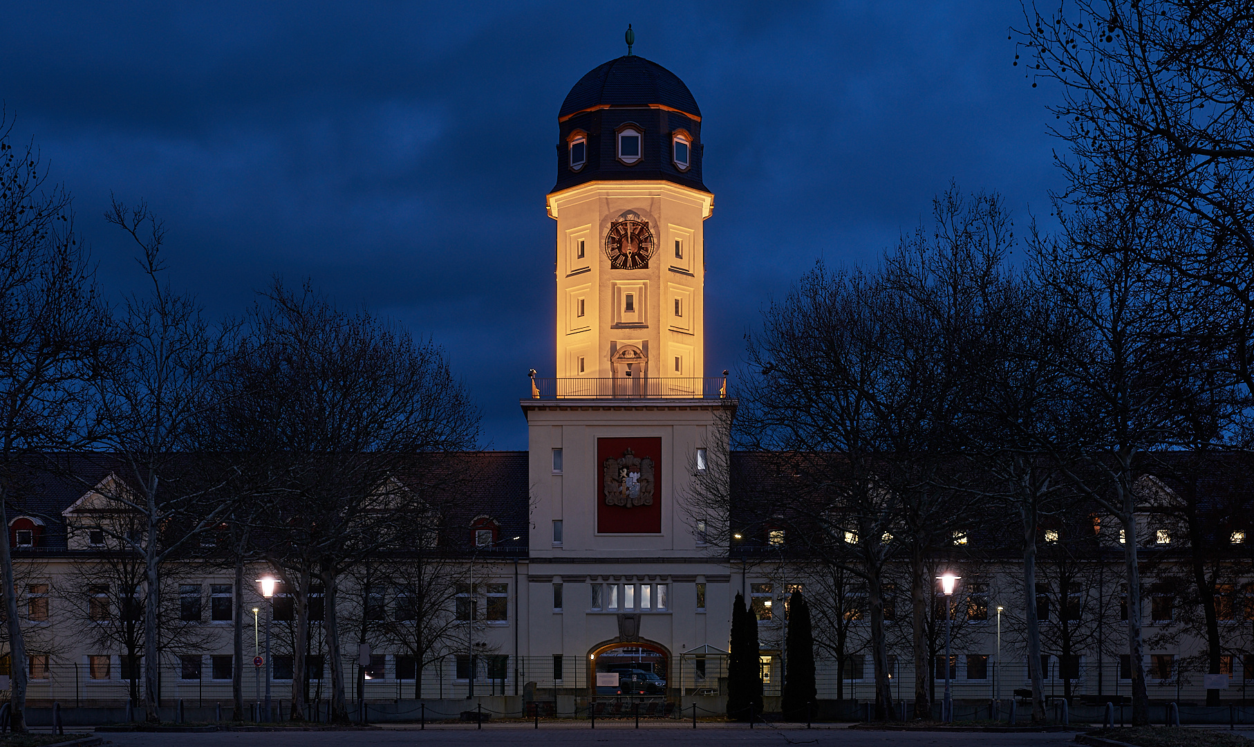 18 Uhr... Blaue Stunde am Torhaus, Turm und Hauptportal der 23er-Kaserne... 