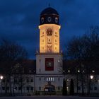 18 Uhr... Blaue Stunde am Torhaus, Turm und Hauptportal der 23er-Kaserne... 