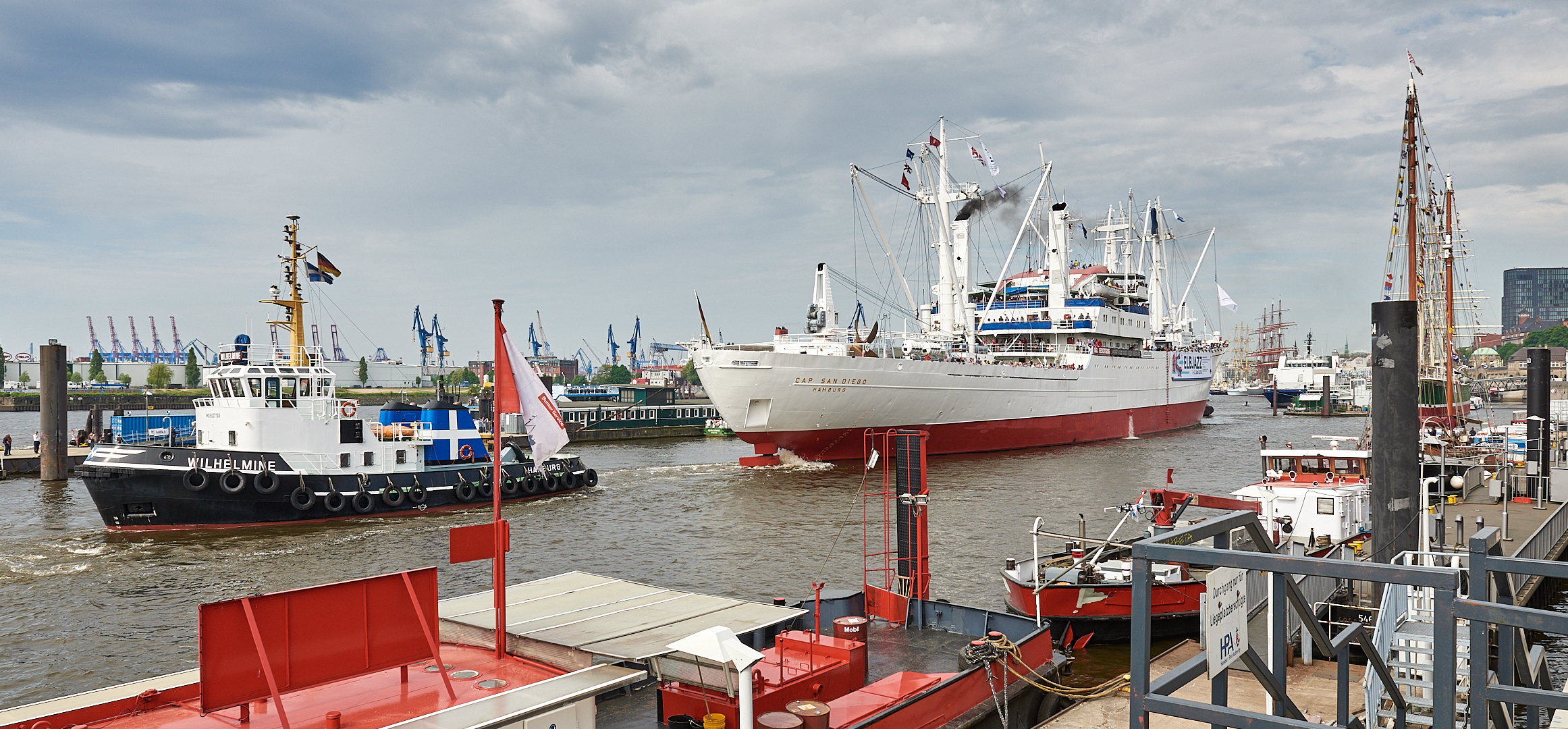 1800 PS hat der Schlepper Wilhelmine, hier mit der Cap San Diego im Schlepptau, Ohne Schlepper... 