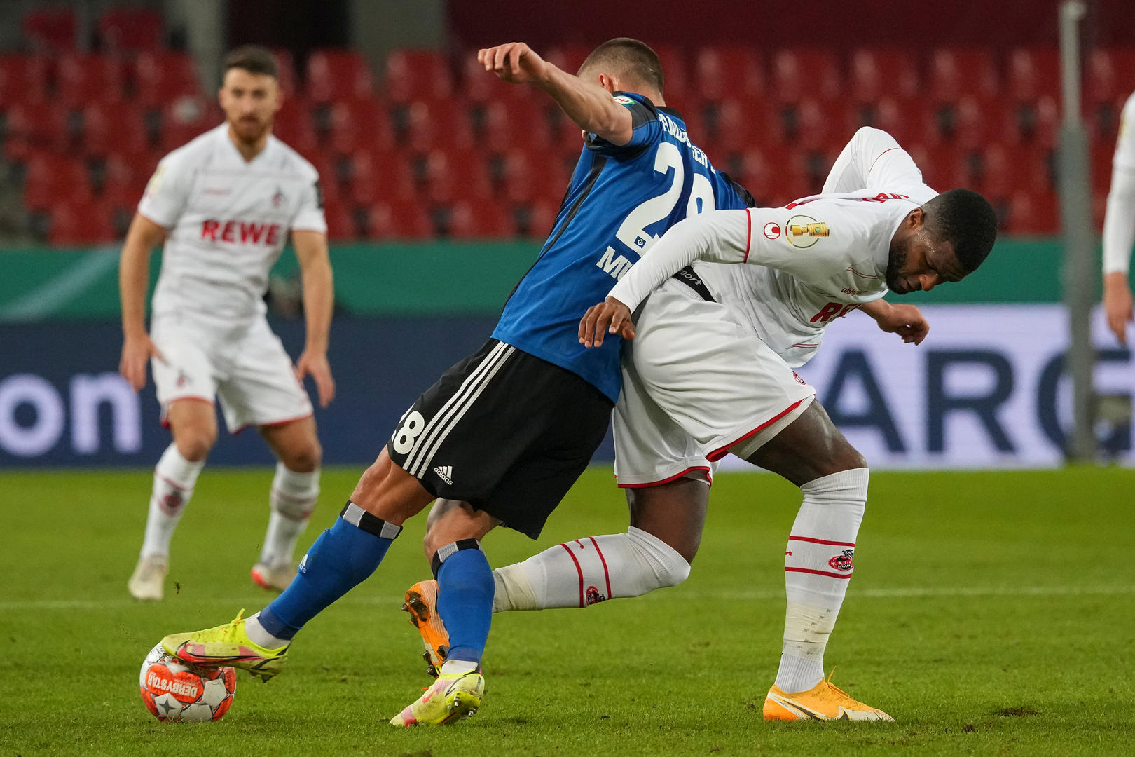 18.01.2022, Rheinenergie Stadion, Köln, DFB Pokal, Achtelfinale, 1. FC Köln vs. Hamburger SV, 