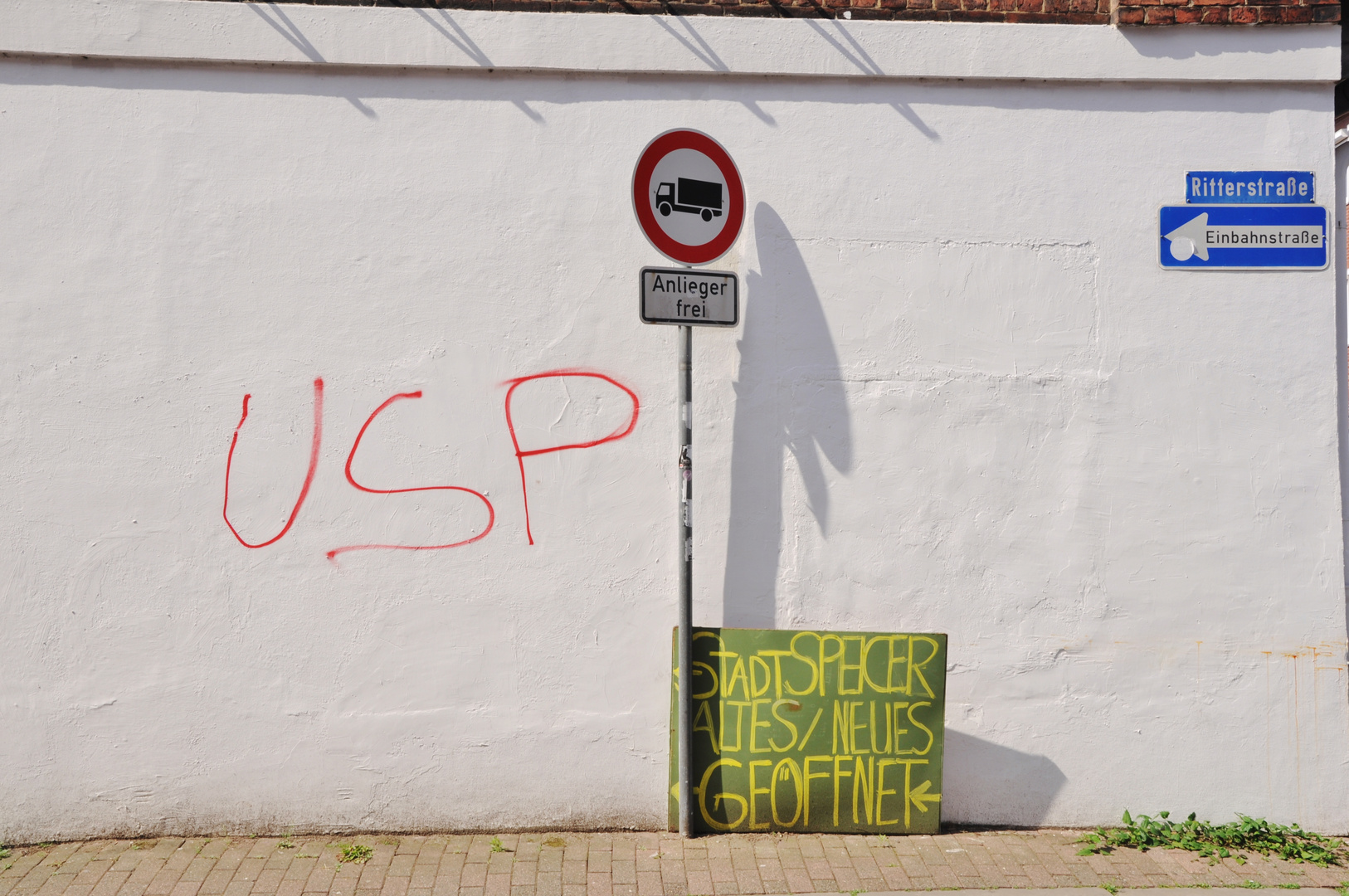 180531 - Farbakzente vor weißer Wand, Lüneburg